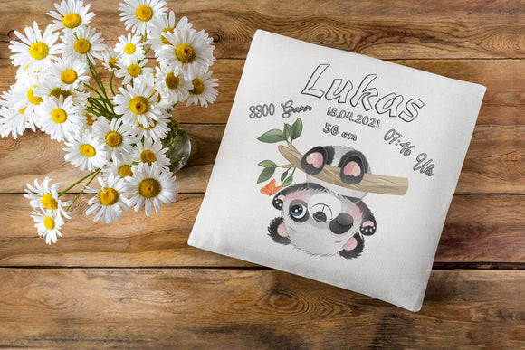 Baby-Kissen mit lustigem Panda und Naturzweig – fröhliches Tiermotiv mit Panda, der an einem Ast baumelt, ideal als Geschenk zur Geburt.