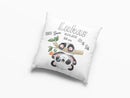 Zierkissen mit hängendem Panda und Geburtswerten – originelles Design mit naturverbundenem Look und humorvoller Panda-Illustration für Neugeborene.