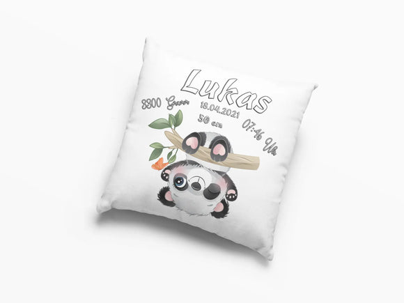 Zierkissen mit hängendem Panda und Geburtswerten – originelles Design mit naturverbundenem Look und humorvoller Panda-Illustration für Neugeborene.