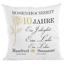 Geschenk zur Rosenhochzeit – weißes Dekokissen mit goldener Rose und Aufdruck „Ein Jahrzehnt. Eine Liebe. Ein Leben.“