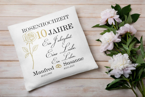Dekokissen zur Rosenhochzeit mit goldener Rose, Namen und Daten – Geschenkidee zum 10. Ehejubiläum