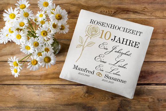 Kissen zur Feier von 10 Jahren Ehe – Rosenhochzeit-Geschenk mit eleganter Schrift und floraler Verzierung