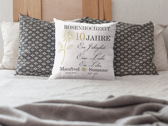 Weißes Zierkissen zur Rosenhochzeit mit Aufdruck „Ein Jahrzehnt. Eine Liebe. Ein Leben.“ – personalisierbar