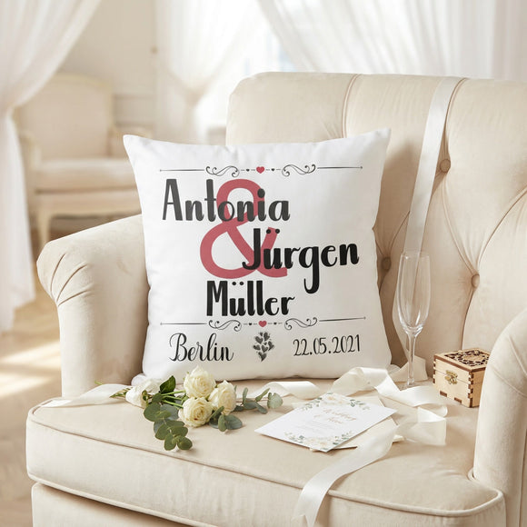 Weißes Hochzeitskissen 40 x 40 cm mit Namen, Datum und Hochzeitsort als individuelles Erinnerungsstück für frisch Vermählte