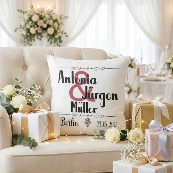 Hochzeitsgeschenk für das Brautpaar – personalisiertes Kissen mit Vornamen, Nachnamen und romantischem Herzdesign