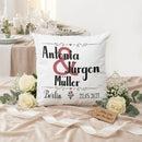 Kissen zur Hochzeit mit Namen und Datum, rosafarbenem &-Zeichen und dekorativen Ornamenten auf weißem Stoff