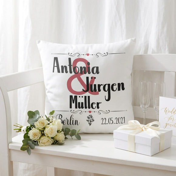 Individuelles Hochzeitsgeschenk mit Namen – weißer Kissenbezug 40 x 40 cm mit Herzen und eleganter Schrift