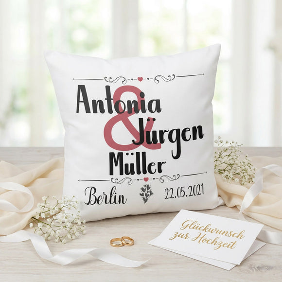 Personalisiertes Dekokissen zur Hochzeit mit Namen des Brautpaares und Datum als Erinnerung an das gemeinsame Ja-Wort