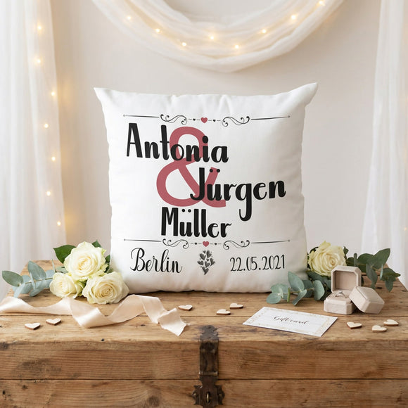 Hochzeitskissen mit persönlichem Aufdruck, zwei Vornamen und gemeinsamem Nachnamen als Geschenk für frisch Vermählte
