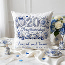 Personalisiertes Kissen zur Porzellanhochzeit mit klassischem Porzellan-Design und Blumen