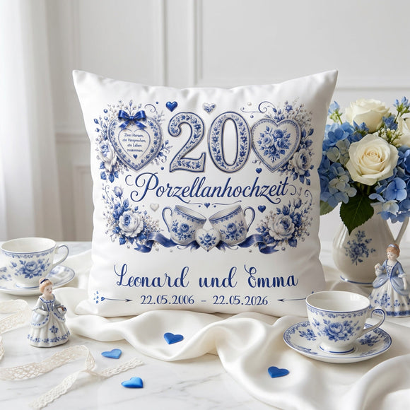 Personalisiertes Kissen zur Porzellanhochzeit mit klassischem Porzellan-Design und Blumen
