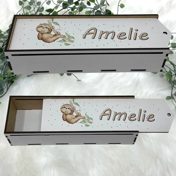 Stiftehalter aus hellem Holz mit Faultier-Illustration und personalisierter Beschriftung