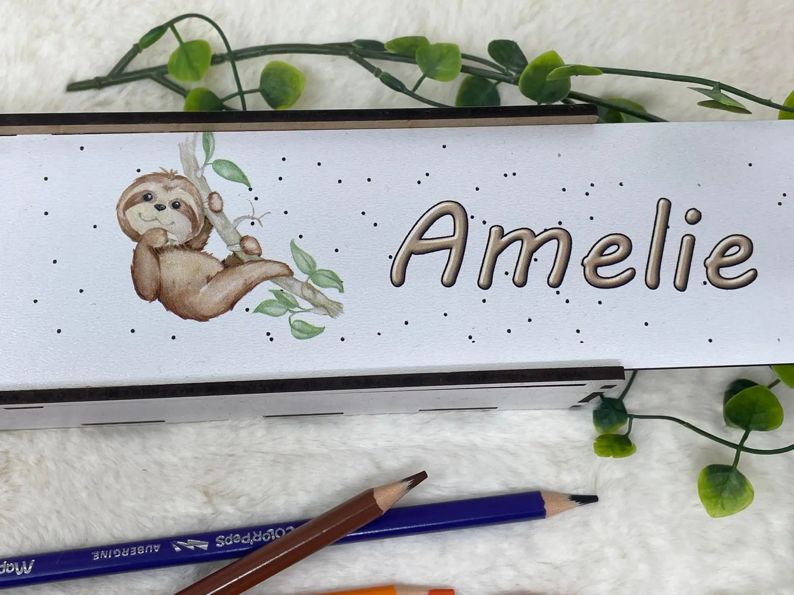 Nachhaltige Stiftbox aus Holz mit Tiermotiv und herausziehbarem Deckel