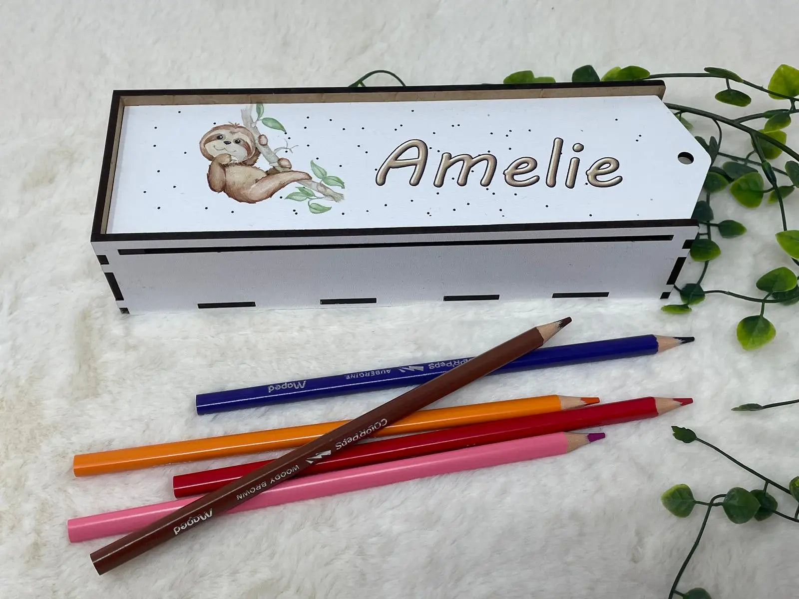 Handgefertigte Holzbox für Buntstifte mit liebevoll gestaltetem Faultier-Design