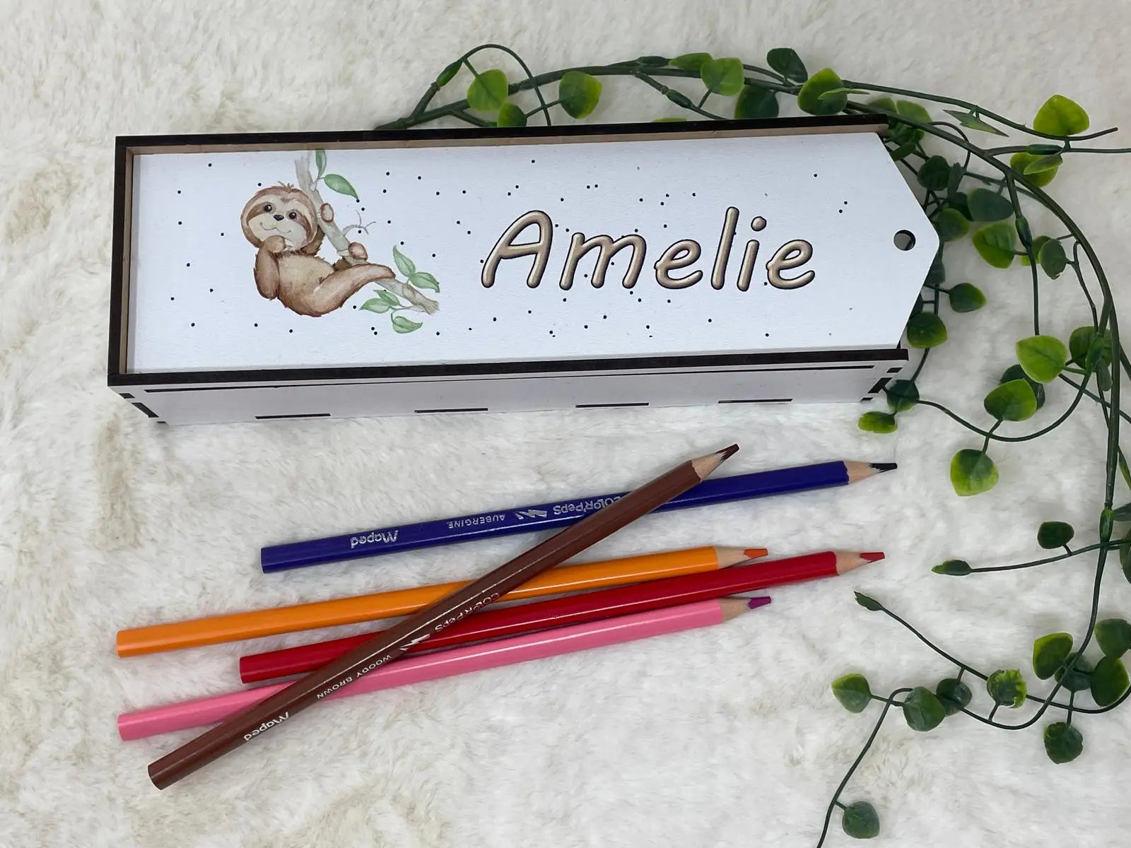 Kinder-Stiftebox aus Holz mit graviertem Deckel und bunten Malstiften