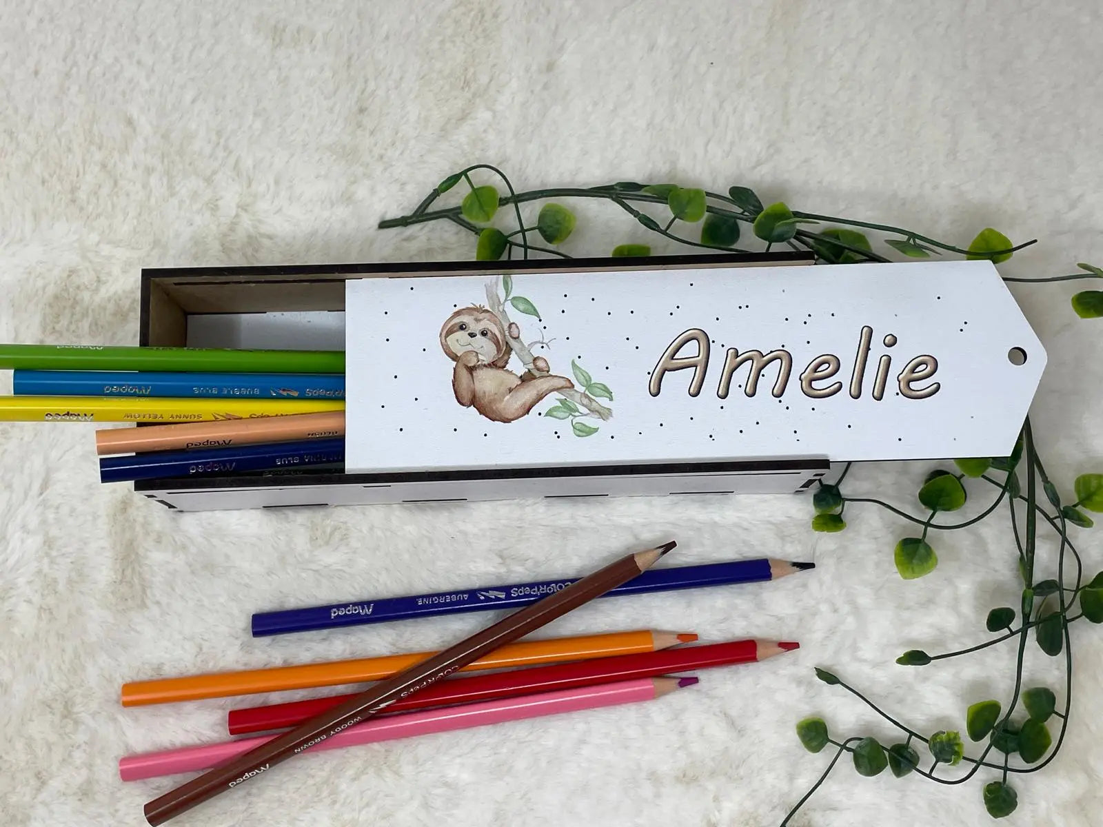 Geschenkidee zur Einschulung: Holzbox mit Faultier-Motiv und bunter Stiftauswahl