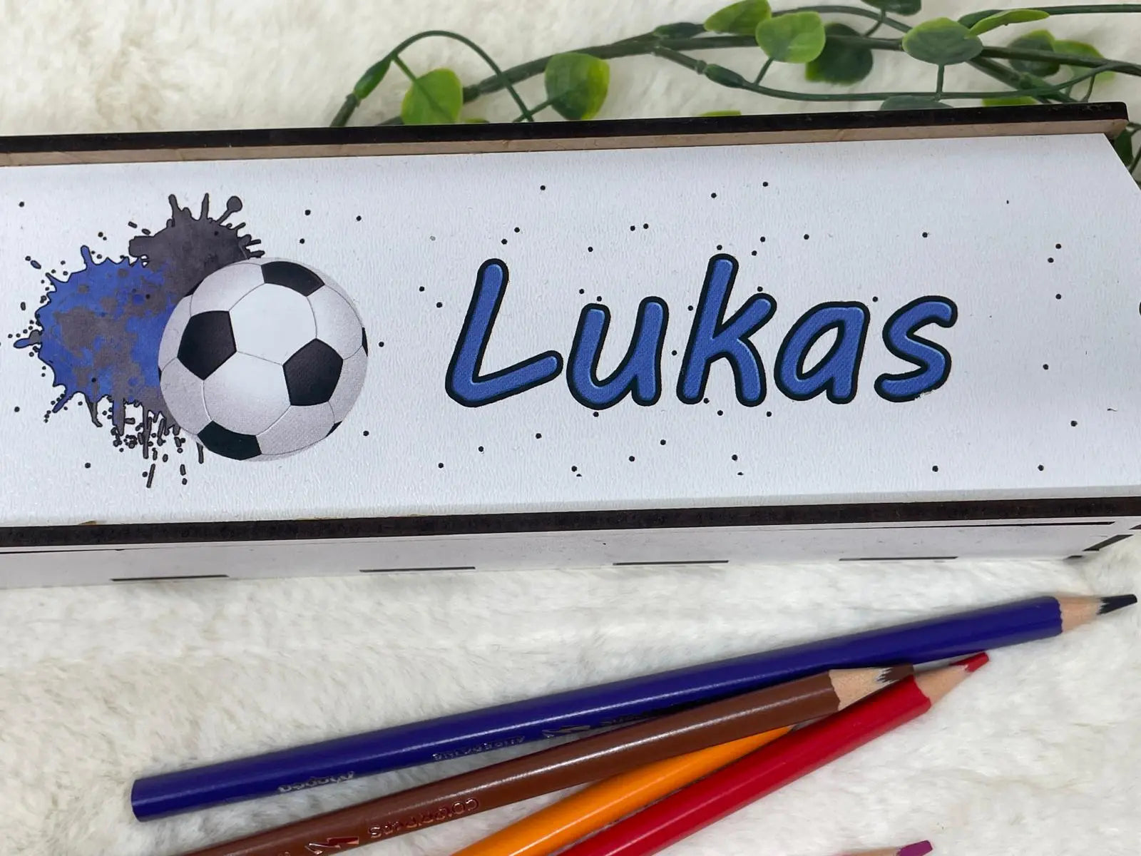 Kinder-Stiftehalter mit blauem Farbspritzer und Fußball-Illustration aus Holz
