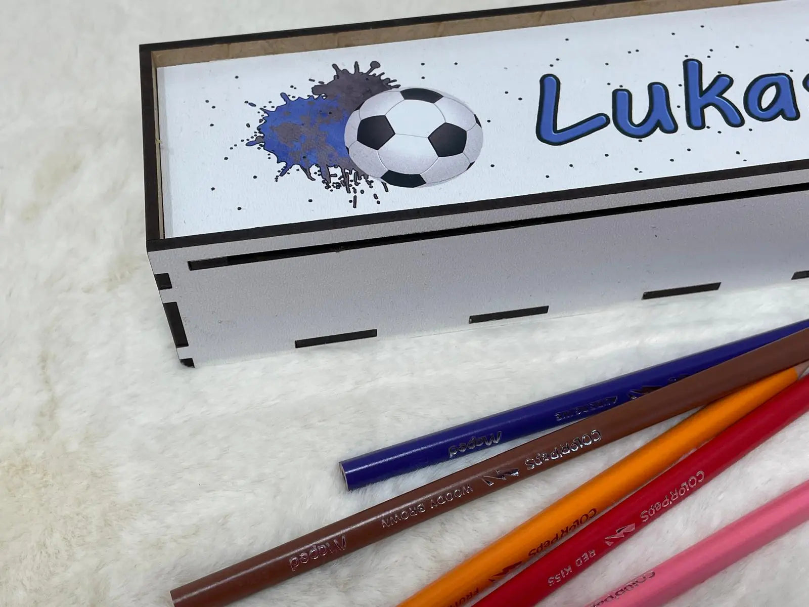 Sportliches Stifteetui aus Holz mit Fußball-Print und moderner Gestaltung