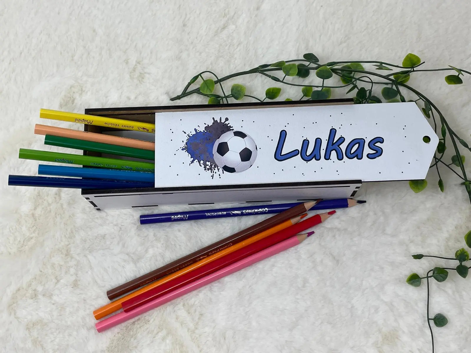 Handgefertigte Stiftebox mit Fußball-Symbol und Platz für Namensschild