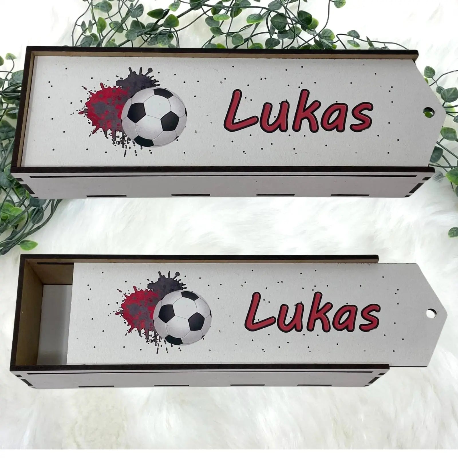 Stiftebox aus Holz Personalisiert | Geschenk Einschulung | Federmäppchen Holzbox stifte etui | Stiftehalter Schulanfang | Mädchen und Junge | Fussball Rot Fadensalat-shop