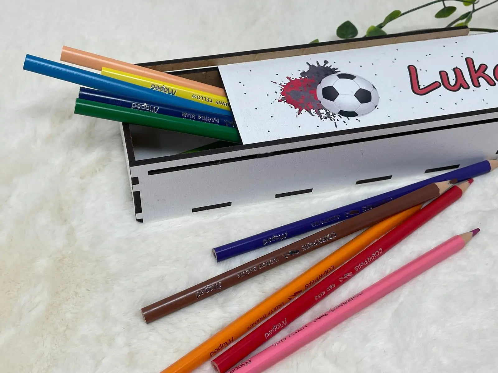 Stiftebox aus Holz Personalisiert | Geschenk Einschulung | Federmäppchen Holzbox stifte etui | Stiftehalter Schulanfang | Mädchen und Junge | Fussball Rot Fadensalat-shop