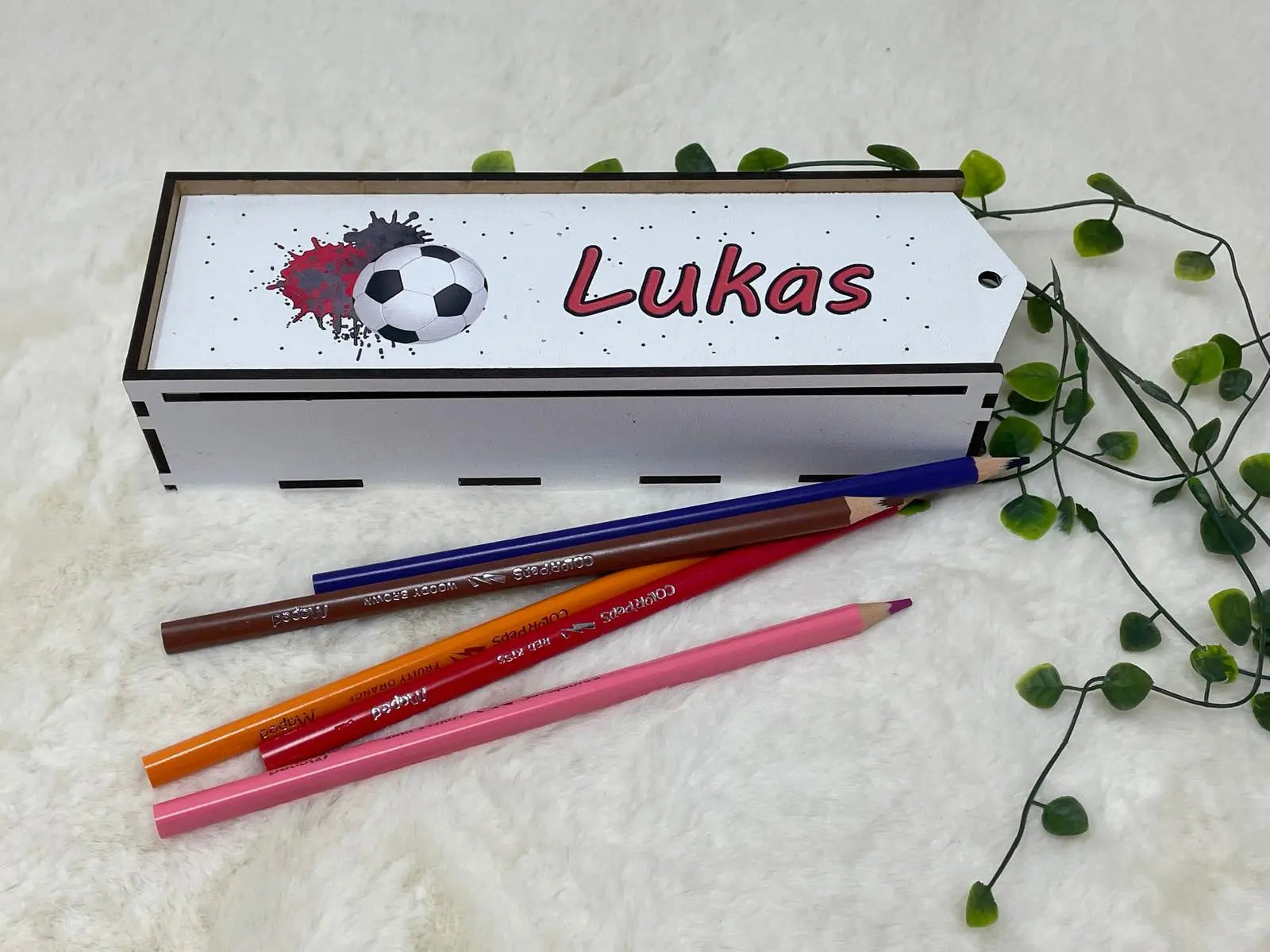 Stiftebox aus Holz Personalisiert | Geschenk Einschulung | Federmäppchen Holzbox stifte etui | Stiftehalter Schulanfang | Mädchen und Junge | Fussball Rot Fadensalat-shop