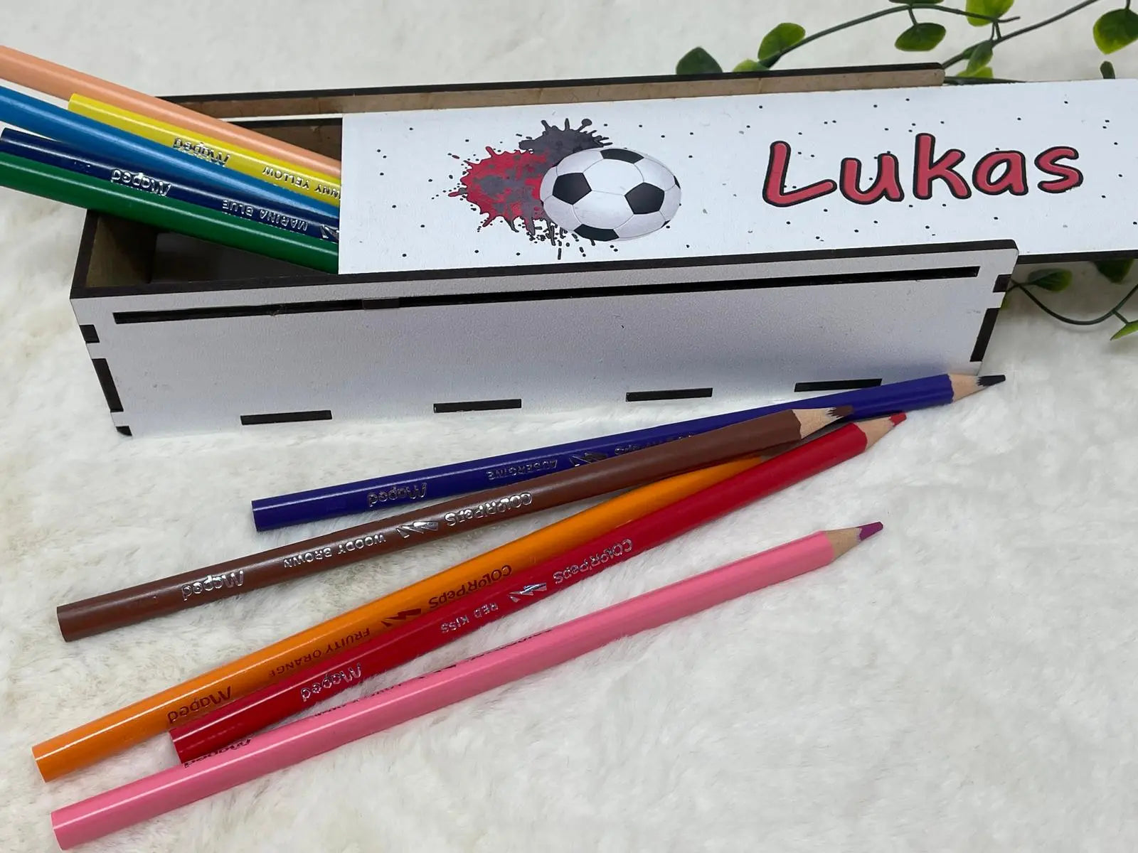 Stiftebox aus Holz Personalisiert | Geschenk Einschulung | Federmäppchen Holzbox stifte etui | Stiftehalter Schulanfang | Mädchen und Junge | Fussball Rot Fadensalat-shop