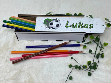 Personalisierte Stiftebox aus Holz mit Fußball-Motiv und bunten Buntstiften