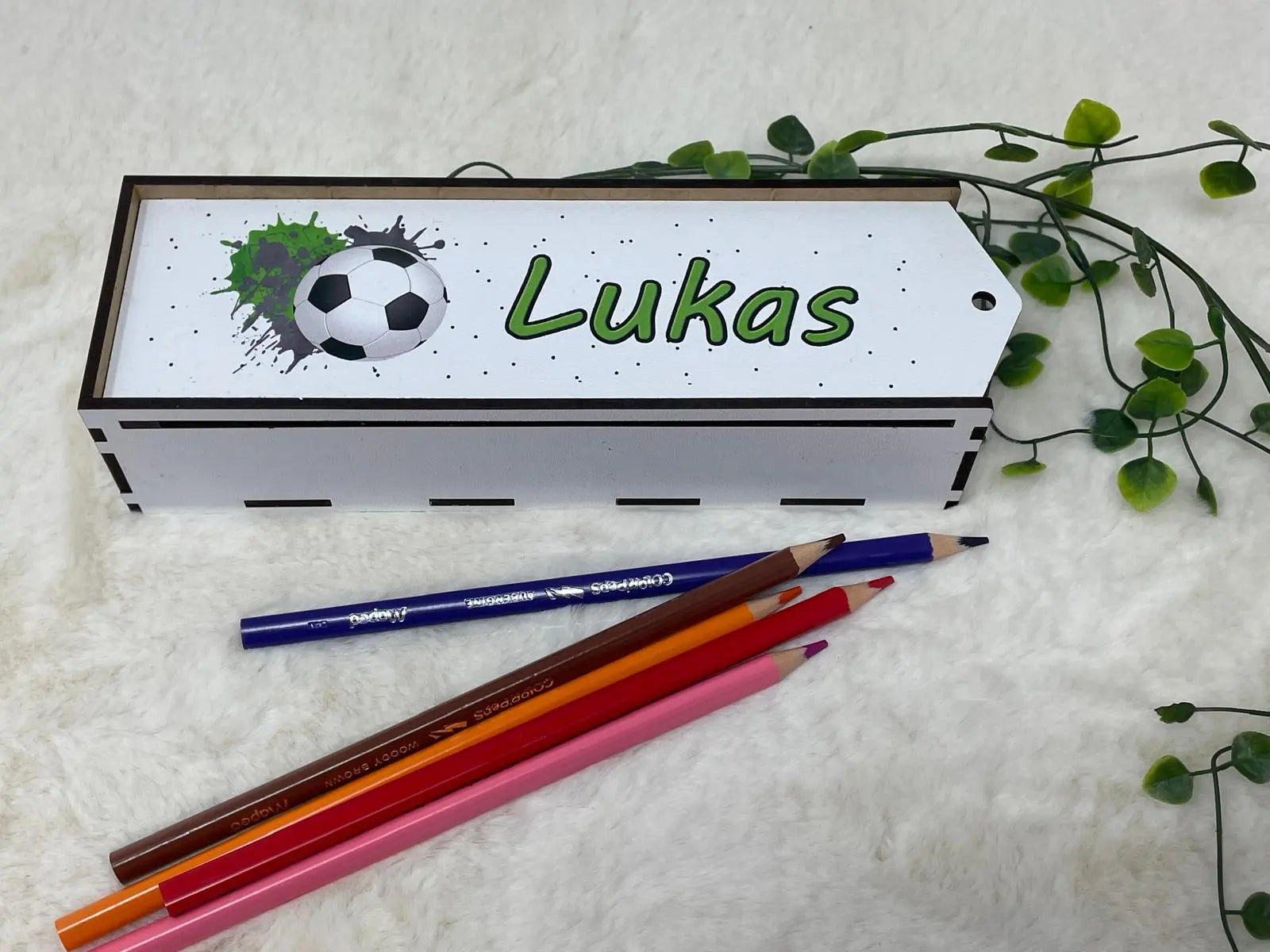 Federmappe aus Holz mit Fußball-Design, offen mit Buntstiften bestückt