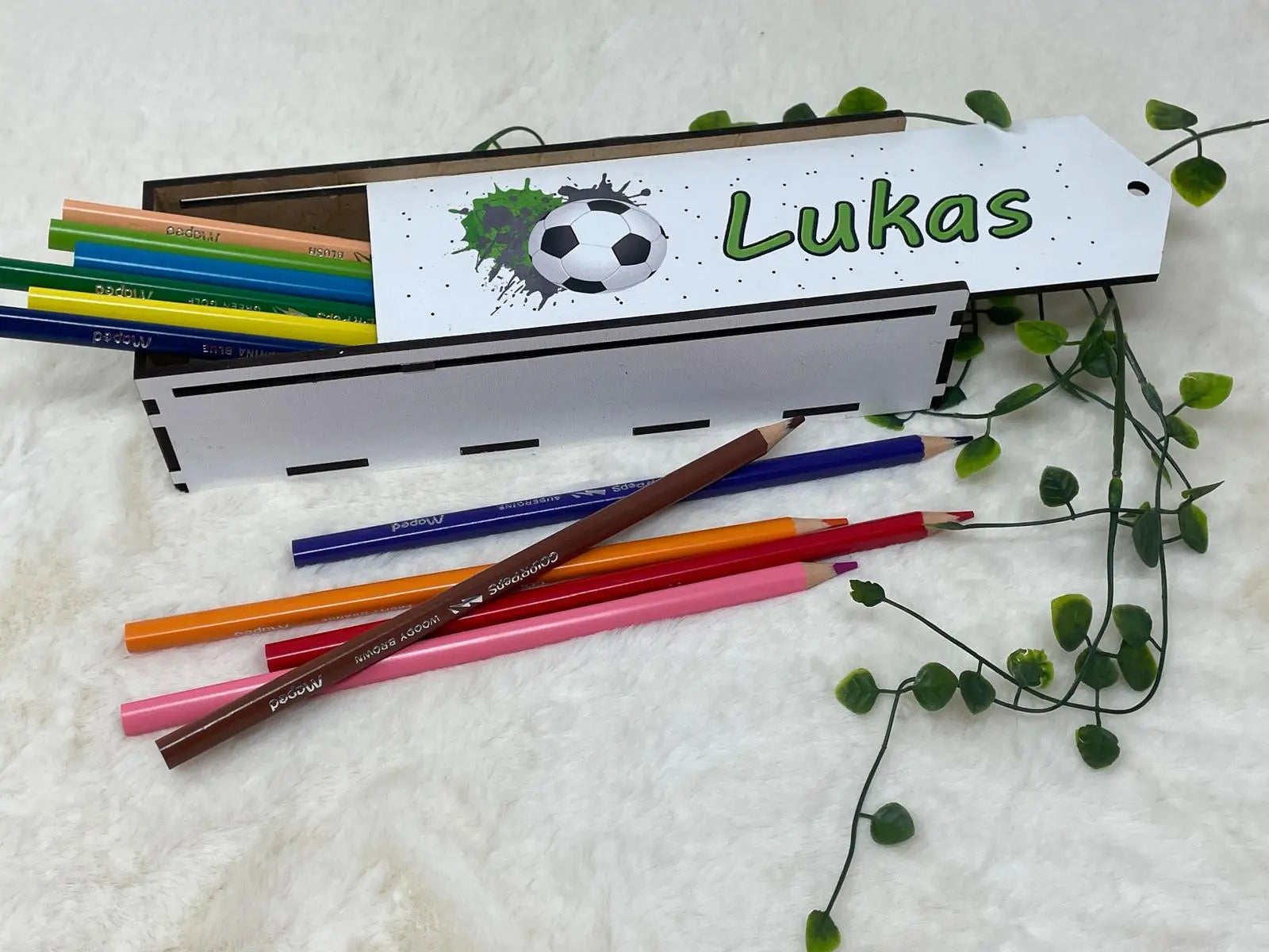 Fußball-Stifteetui aus Holz, handgefertigt und kindgerecht gestaltet