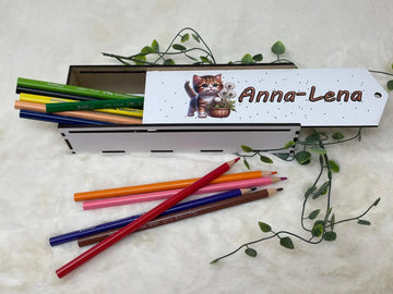 Personalisierte Stiftebox aus Holz mit süßer Katze im Korb und bunten Buntstiften