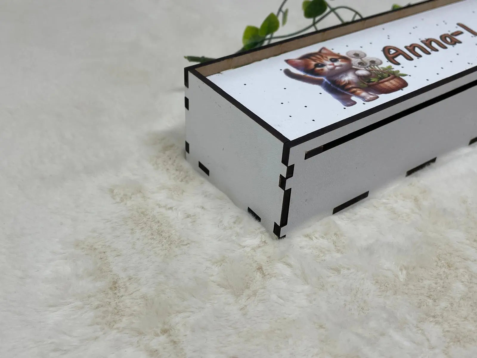 Federmappe aus Holz mit niedlichem Kätzchen und floralen Akzenten