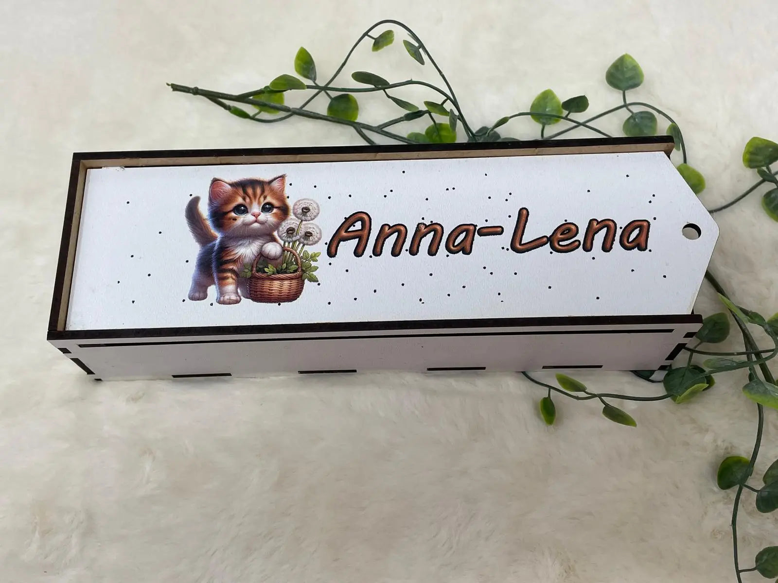 Stiftebox aus Holz mit liebevoll gestalteter Katze und individueller Beschriftung