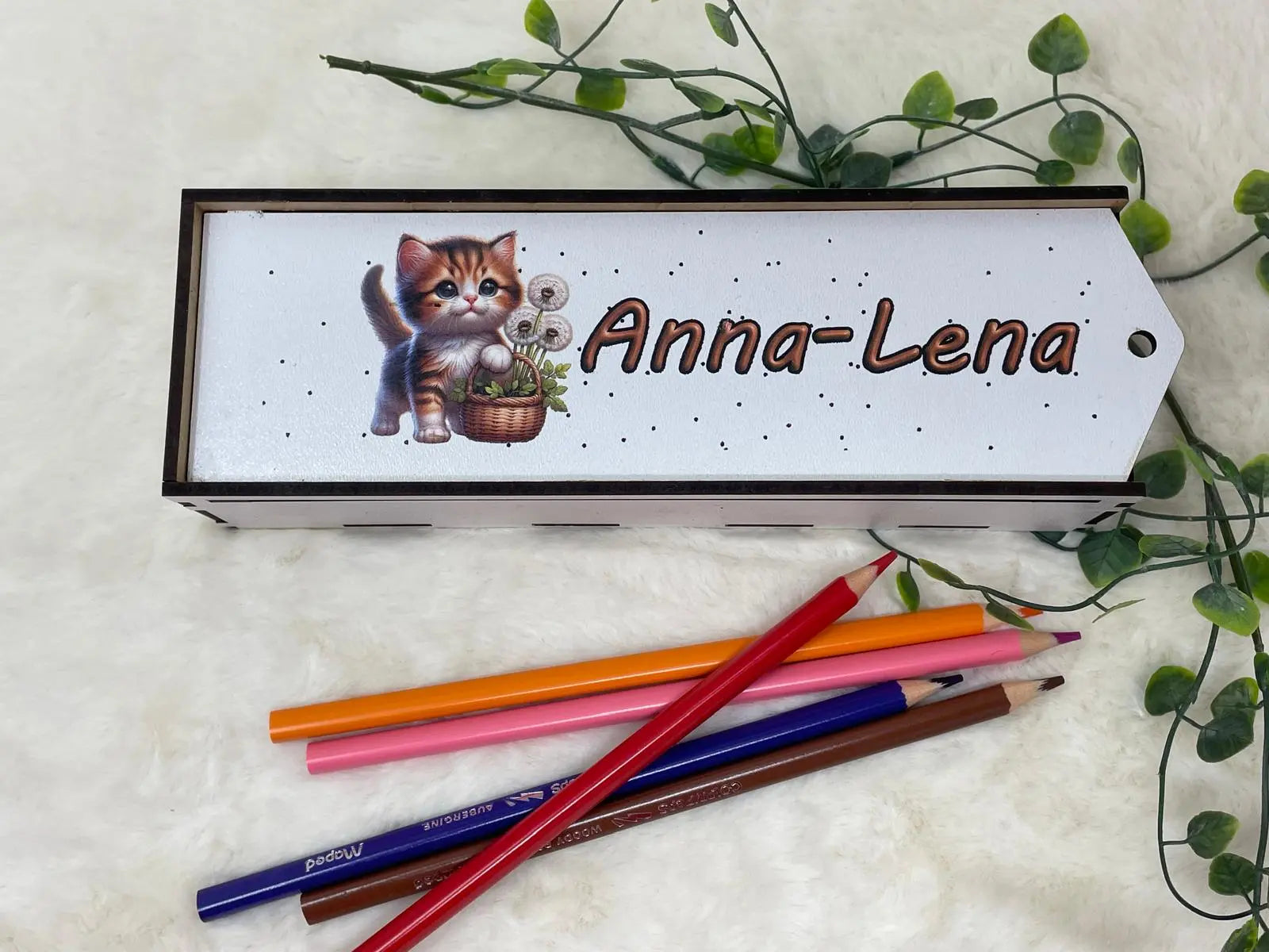 Holzbox für Stifte mit süßem Katzenmotiv und personalisierbarem Etikett