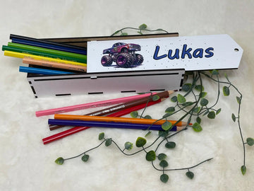 Stiftebox aus Holz mit buntem Monstertruck-Motiv und farbigen Buntstiften