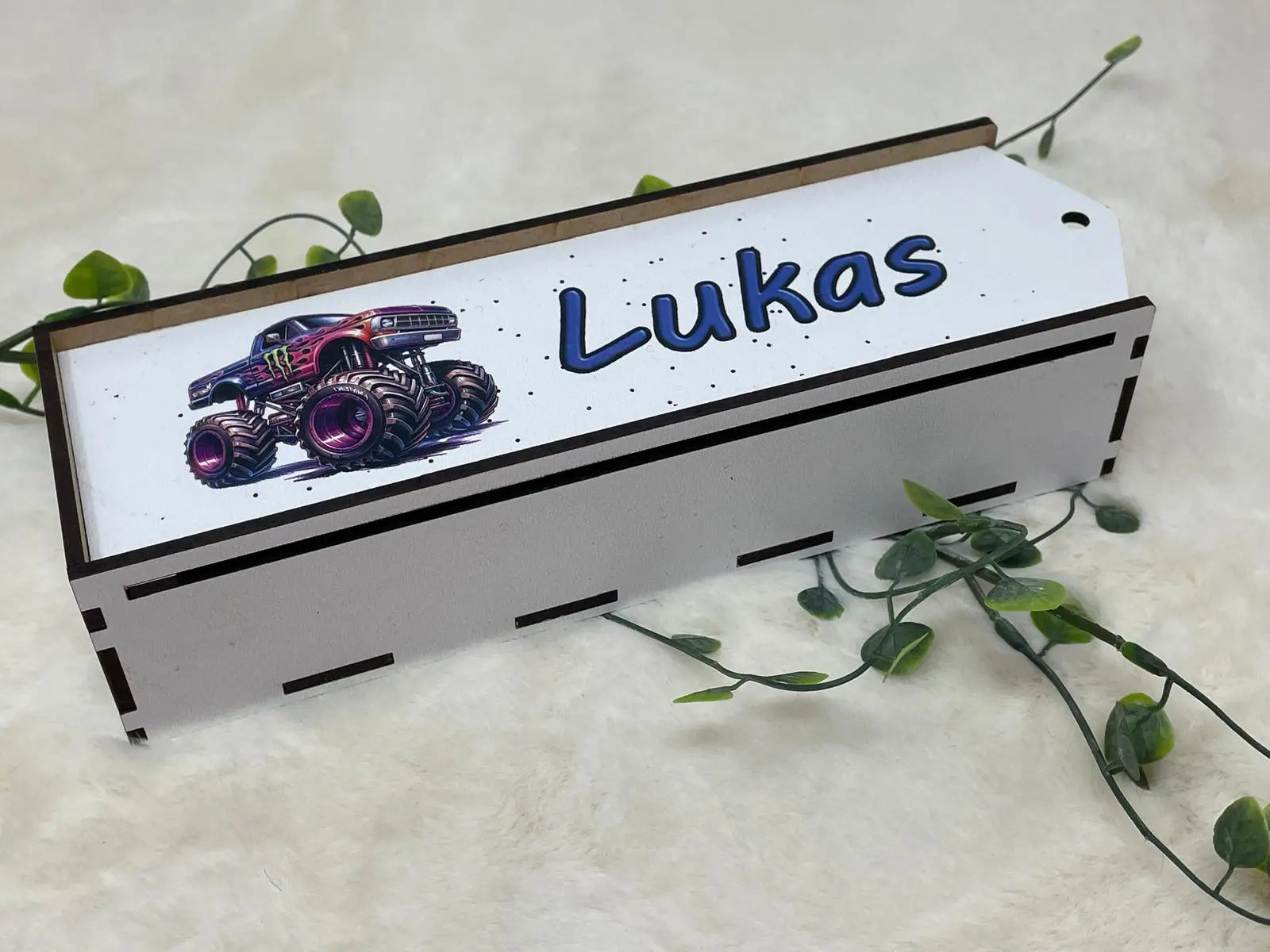 Stiftebox aus Holz Personalisiert | Geschenk Einschulung | Federmäppchen Holzbox stifte etui | Stiftehalter Schulanfang | Mädchen und Junge | Monstertruck Fadensalat-shop