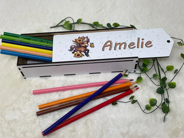 Personalisierte Holz-Stiftebox mit süßem Pferde-Motiv und Sonnenblumen-Deko