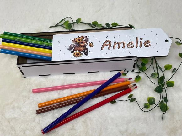 Personalisierte Holz-Stiftebox mit süßem Pferde-Motiv und Sonnenblumen-Deko