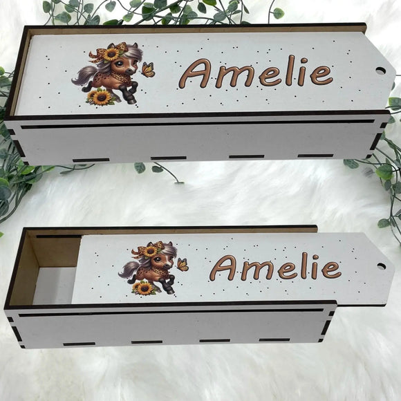 Stiftebox aus Holz mit kindlichem Pony-Design und bunten Farbstiften