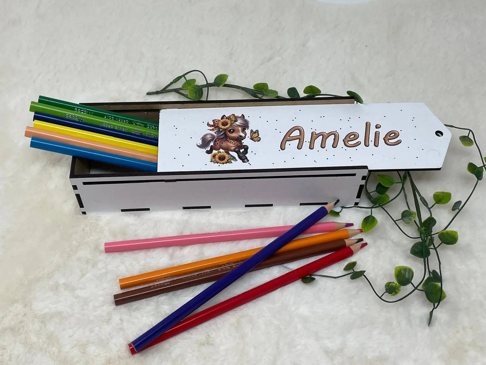 Stiftebox für Kinder mit braunem Pferd und floralen Details auf weißem Namensschild