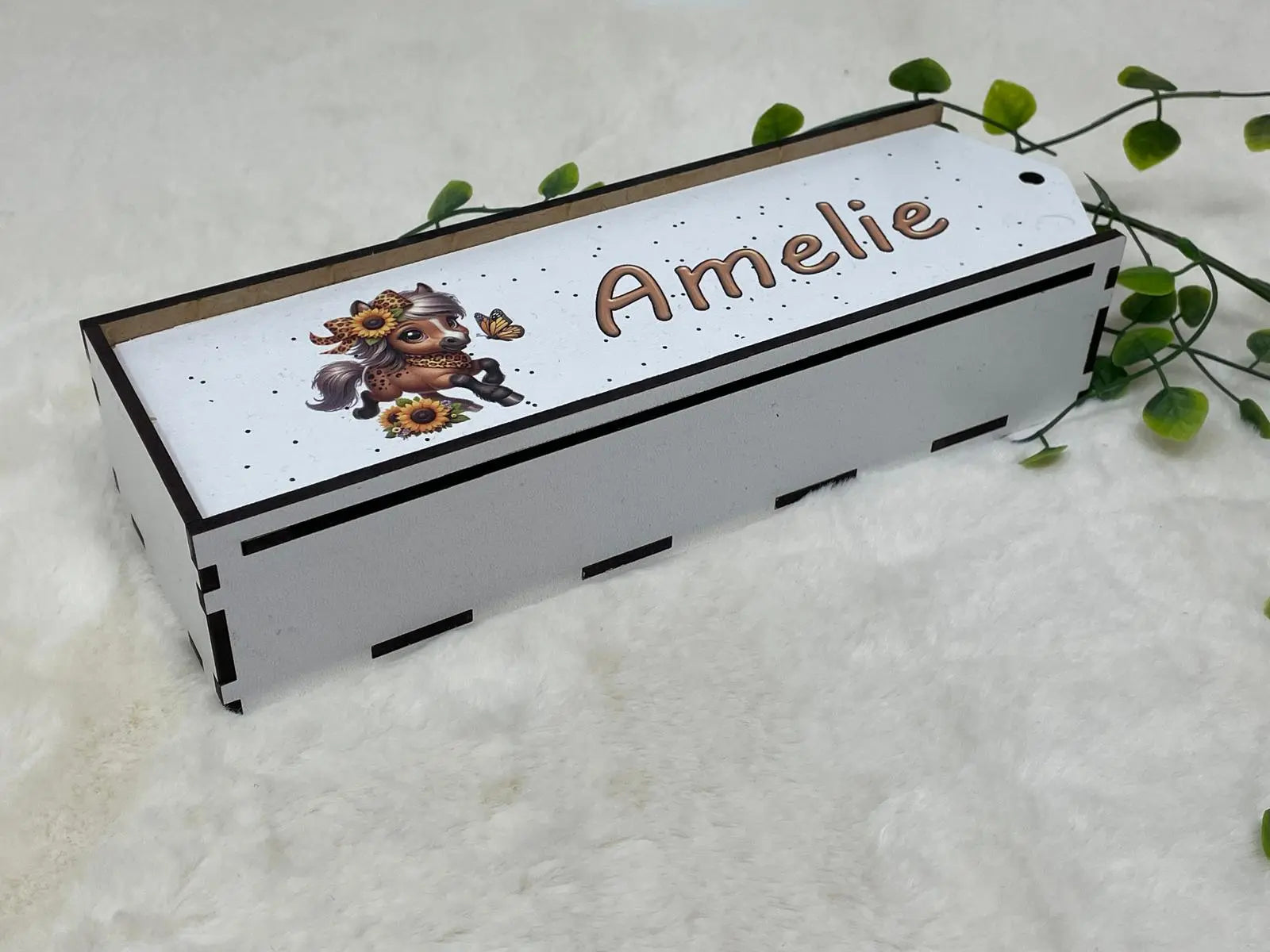 Geschenkidee für Pferdefans: Stiftebox aus Holz mit kindgerechtem Design