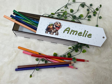 Stiftebox aus Holz mit lachender Schildkröte und grüner Beschriftung, ideal für Kinder