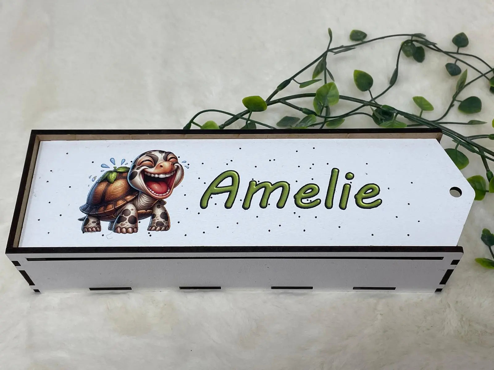 Holz-Stiftehalter mit witzigem Schildkröten-Motiv auf weißem Namensschild