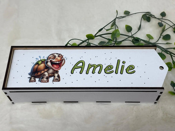 Holz-Stiftehalter mit witzigem Schildkröten-Motiv auf weißem Namensschild