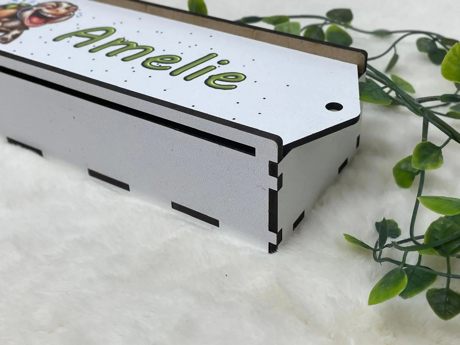 Schildkröten-Stiftebox aus Holz mit farbenfrohem Charakter und Pflanzen-Deko