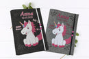 Filzhülle fürs U-Heft mit niedlichem Einhorn-Design, pinker Mähne und dekorativen Herzspuren.