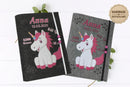 Graue U-Heft-Hülle mit sitzendem Einhorn in Rosa und Regenbogenfarben – ideal zur Geburt.