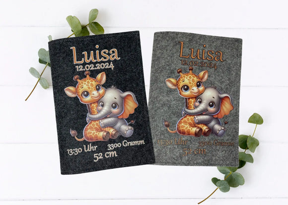 Zwei personalisierte U-Heft-Hüllen aus Filz mit süßem Giraffen- und Elefanten-Motiv in Dunkelgrau und Hellgrau.