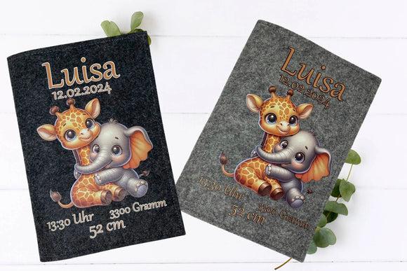 Handgemachte U-Heft-Hüllen mit Tiermotiv – Giraffe und Elefant umarmen sich, darunter Geburtsdaten.