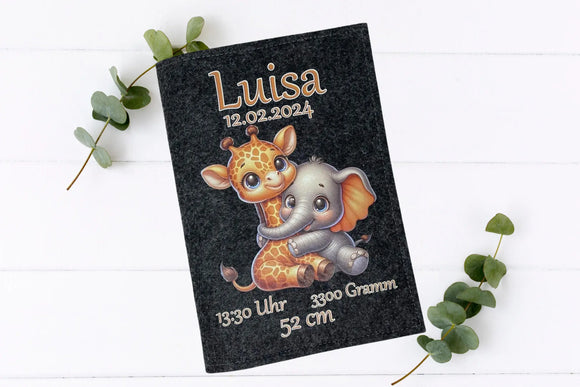 U-Heft-Hüllen mit liebevollem Motiv aus Elefant und Giraffe sowie individuellen Geburtsangaben.